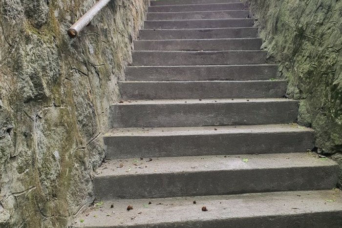Ilustračný obrázok k článku Historické schody na Hlbokej ceste pripomínajú smutný príbeh. Postavili ich na počesť mŕtveho syna