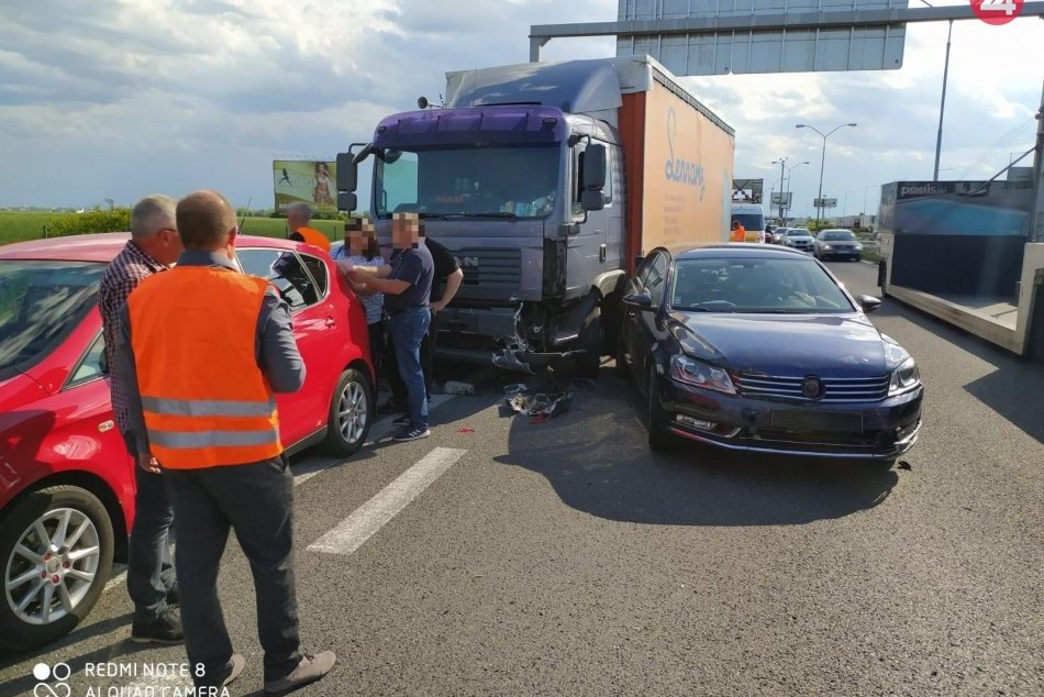 Ilustračný obrázok k článku Hromadná dopravná nehoda na D1: Vodič narazil do ôsmich stojacich vozidiel!