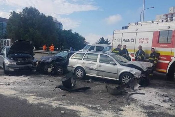 Ilustračný obrázok k článku Nešťastné ráno v Petržalke: Po zrážke áut odviezli do nemocnice troch ľudí