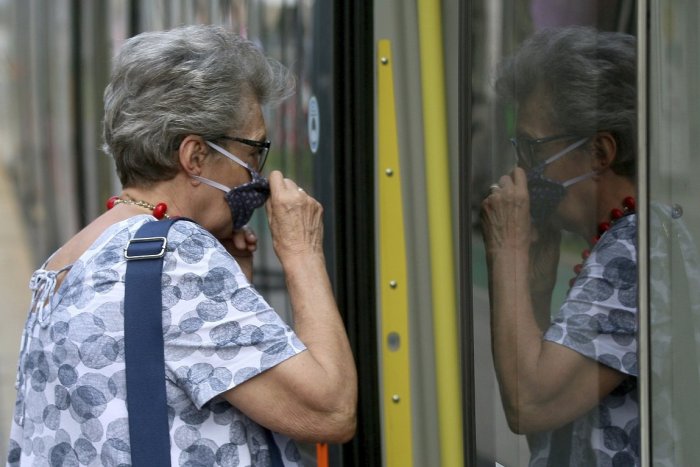 Ilustračný obrázok k článku Smutný príbeh dojal dôchodkyňu: Podvodníkovi vyhodila z okna tisícky eur