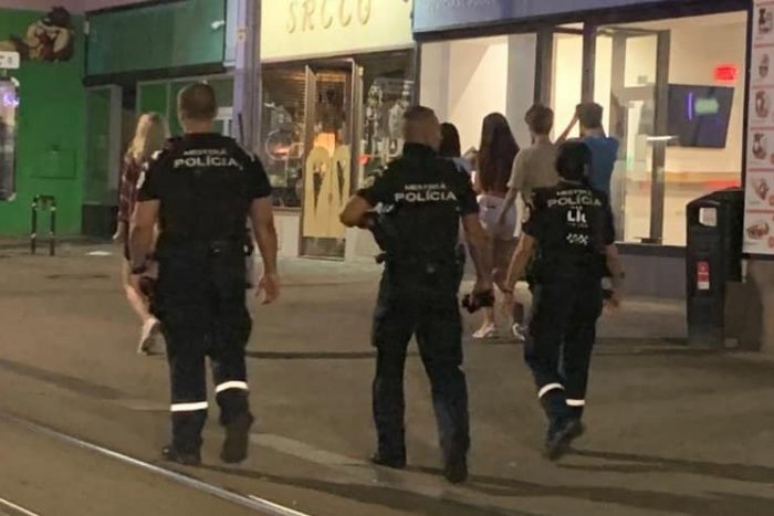 Ilustračný obrázok k článku V centre Bratislavy sa v noci strhla bitka. Mestskí policajti útočníka spacifikovali, FOTO