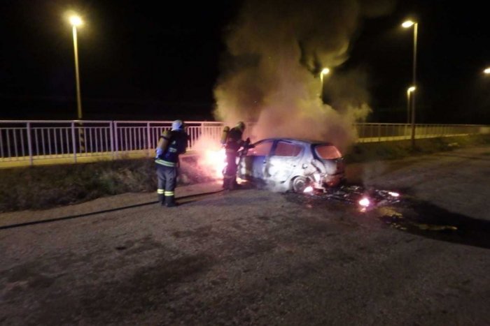 Ilustračný obrázok k článku Auto v Bratislave zachvátili plamene: Na mieste zasahovalo 9 hasičov