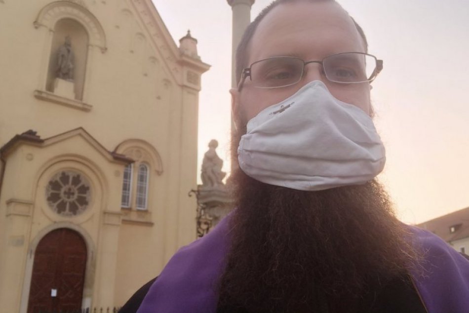 Ilustračný obrázok k článku Spoveď priamo na ulici: Po Bratislave sa prechádza kňaz, ktorý ochotne vypočuje vaše trápenia