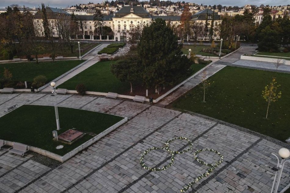 Ilustračný obrázok k článku Stopy DAVU v betóne uprostred Bratislavy: Tak by mal vyzerať pamätník Nežnej revolúcie