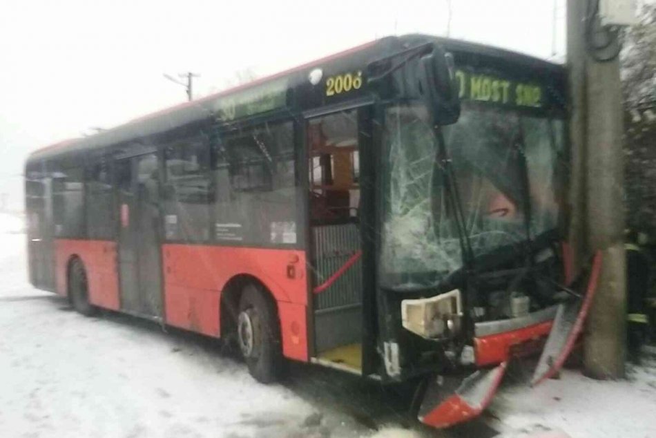 Ilustračný obrázok k článku FOTO: Rozbitý autobus, nehody aj meškania MHD. Sneh na cestách spôsobil Sodomu Gomoru