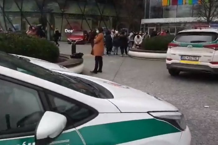 Ilustračný obrázok k článku VIDEO: Anonym nahlásil bombu v obchodnom centre na Pribinovej ulici. Polícia prehľadáva budovu