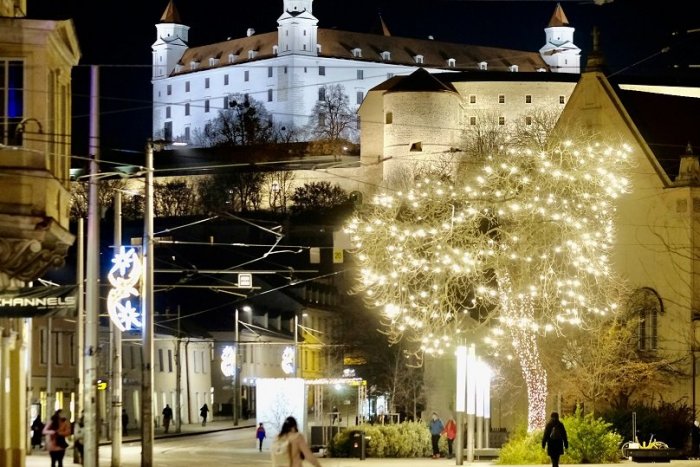 Ilustračný obrázok k článku Pozrite sa na tú nádheru: Bratislava žiari novou vianočnou výzdobou