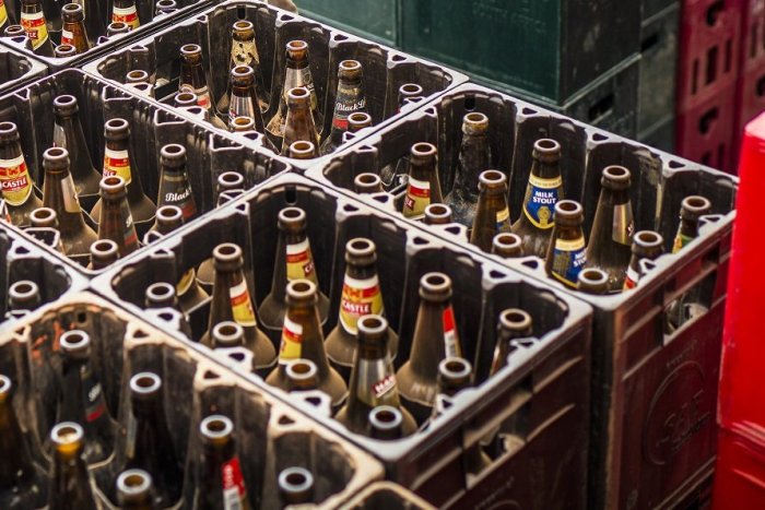 Ilustračný obrázok k článku Zlodeji sú už zrejme tiež v kríze: Ulakomili sa na stovky prázdnych pivových fliaš!