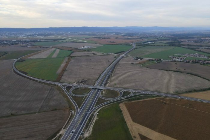 Ilustračný obrázok k článku Rýchlejšie do Bratislavy a späť: Otvorili ďalší úsek D4 medzi Vrakuňou a Seneckou cestou