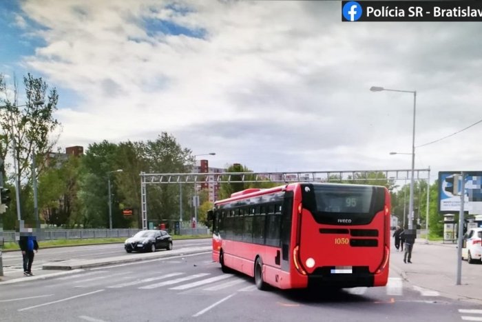 Ilustračný obrázok k článku Ťažko zranená chodkyňa: Autobus ju zrazil na priechode pre chodcov!