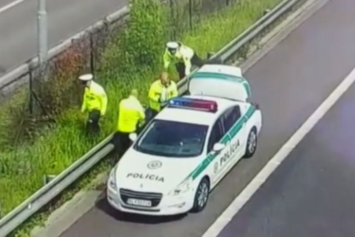 Ilustračný obrázok k článku KURIÓZNA záchranná akcia: Policajti ratovali rodinu, ktorá sa prechádzala po diaľnici, VIDEO