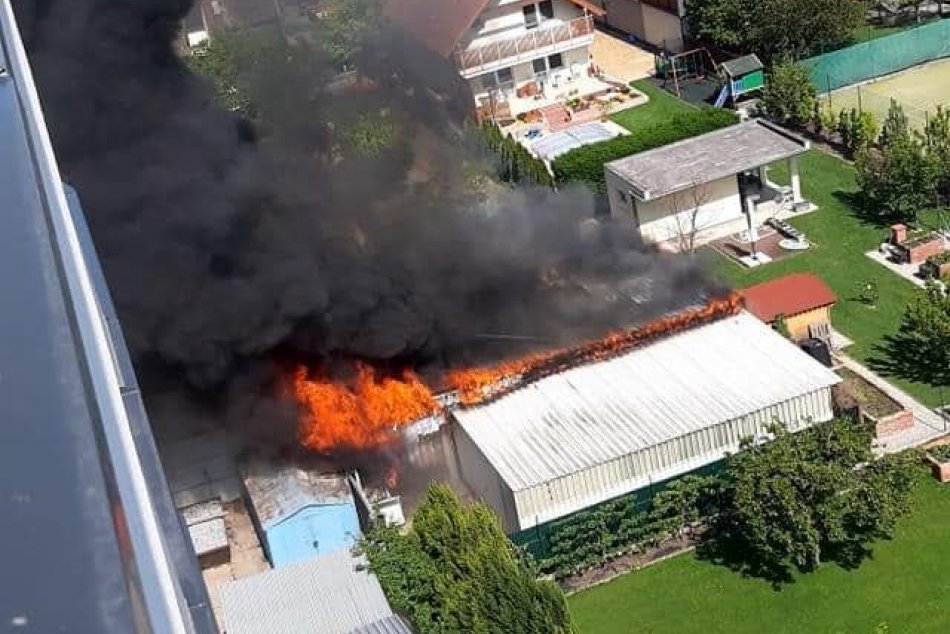 Ilustračný obrázok k článku FOTO a VIDEO: Obrovský požiar v blízkosti panelákov. Dym vidieť na desiatky kilometrov