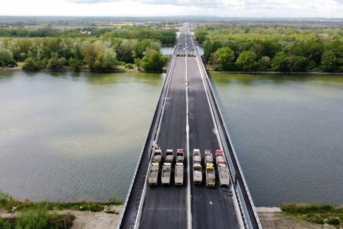 Ilustračný obrázok k článku FOTO: Lužný most má za sebou záťažové skúšky. V minulosti si nimi prešli aj ďalšie bratislavské mosty