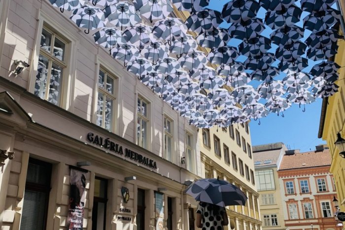 Ilustračný obrázok k článku Bratislava má super fotogenickú ulicu: Pri Nedbalke sa opäť pootvárali originálne dáždniky