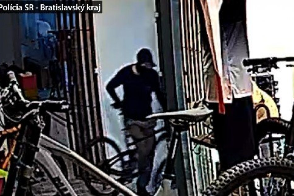 Ilustračný obrázok k článku V bratislavskej predajni došlo ku krádeži bicyklov: Polícia hľadá TÚTO osobu, FOTO