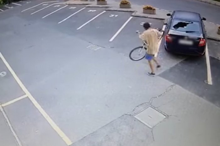 Ilustračný obrázok k článku Nepoznáte ho? Polícia hľadá muža, ktorý bicyklom rozmlátil okno zaparkovaného auta, VIDEO