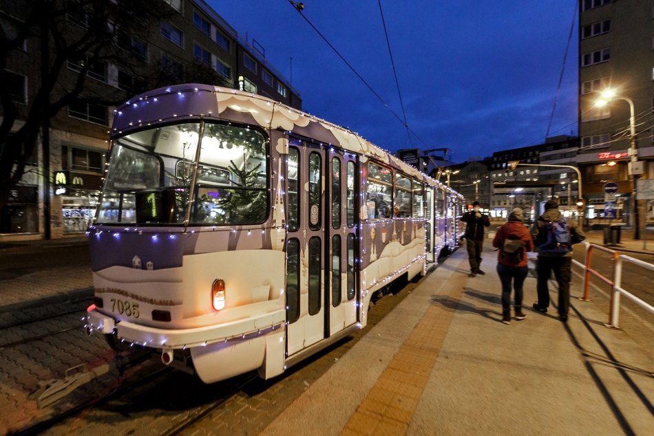 Ilustračný obrázok k článku Obľúbená atrakcia sa vracia: V centre Bratislavy budú jazdiť dve vianočné električky