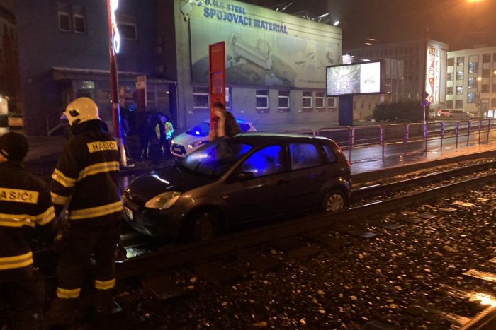 Ilustračný obrázok k článku KURIÓZNA nehoda v Bratislave: Auto skončilo v koľajisku električiek + FOTO