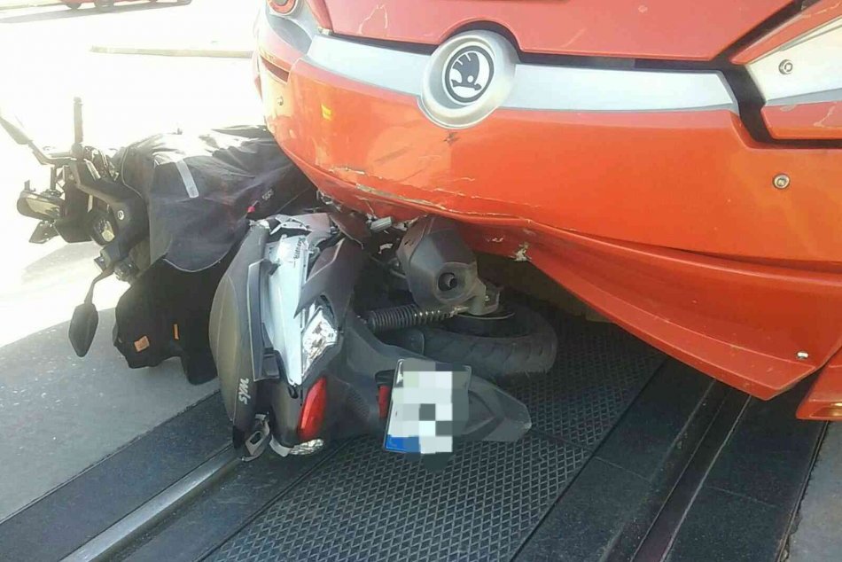 Ilustračný obrázok k článku Hrôzostrašná zrážka: Motorka skončila pod električkou, muž je vážne zranený, FOTO