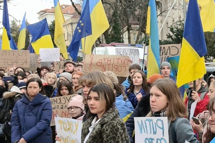Ilustračný obrázok k článku Stovky ľudí sa zhromaždili v Bratislave: Bielou vlajkou vyjadrili podporu Ukrajine