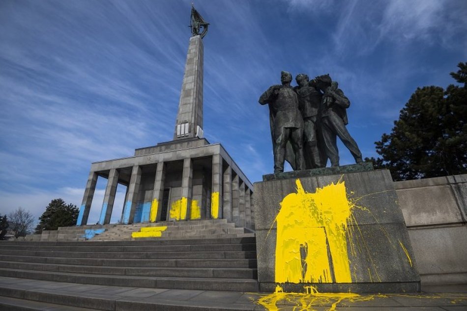 Ilustračný obrázok k článku Ruská ambasáda je POBÚRENÁ pomaľovaním pamätníka Slavín: Žiadame okamžitú obnovu!