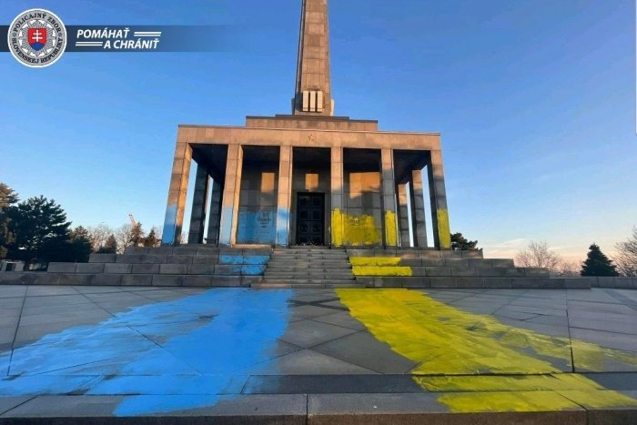 Ilustračný obrázok k článku Pamätník Slavín natreli žltou a modrou farbou, polícia to vyšetruje
