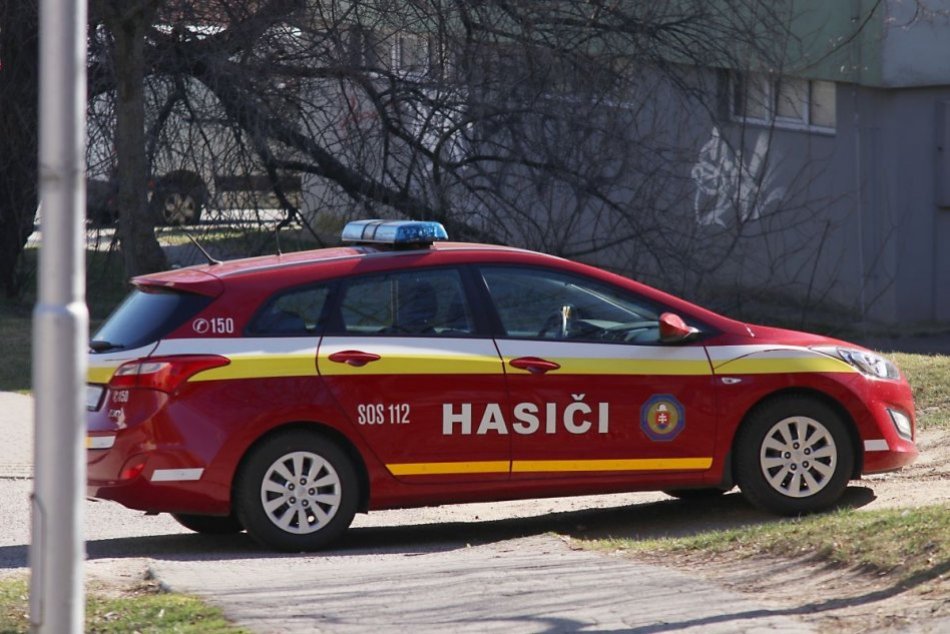 Ilustračný obrázok k článku ROZRUCH v Bratislave: Hasiči bojujú s ohňom, horia pivnice výškového paneláku