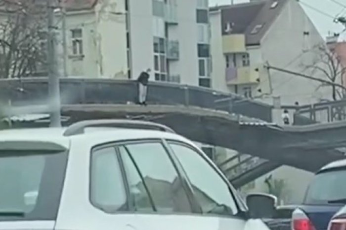 Ilustračný obrázok k článku Tragédia v centre Bratislavy: Z nadchodu SKOČIL muž priamo na frekventovanú cestu