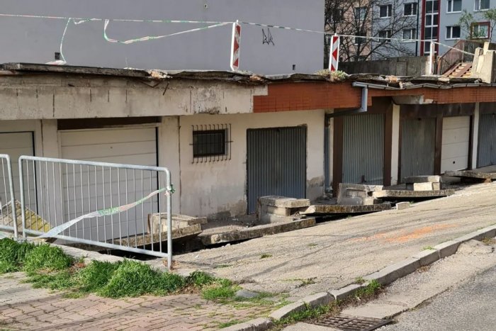 Ilustračný obrázok k článku V Petržalke sa ZRÚTILA časť terasy: V OTRASNOM stave sú desiatky objektov, je to časovaná BOMBA!