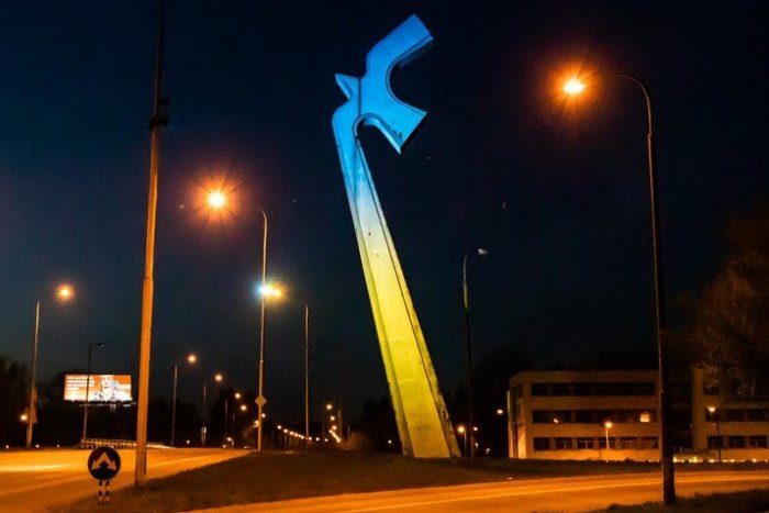 Ilustračný obrázok k článku Gesto pre OBETE vojny: Holubica mieru v Petržalke je osvetlená v modro-žltých farbách
