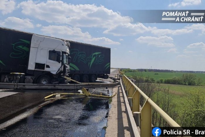 Ilustračný obrázok k článku Vodiči, POZOR! Opäť HAVAROVAL kamión, diaľnica D2 v smere do Bratislavy je neprejazdná
