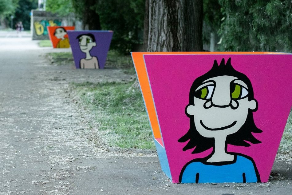 Ilustračný obrázok k článku FOTO: Pozrite, aké veselé je zrazu NÁBREŽIE Dunaja. Betónové lavičky ožili maľbami