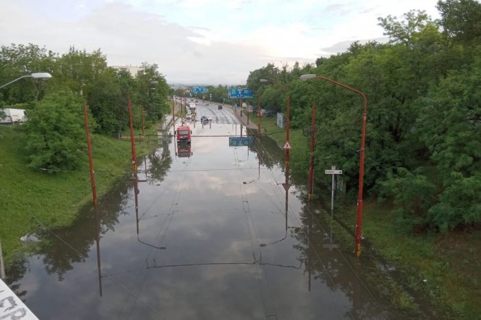Ilustračný obrázok k článku POHROMA po búrke v Bratislave: PODJAZD na tejto ulici je zatopený, VIDEO