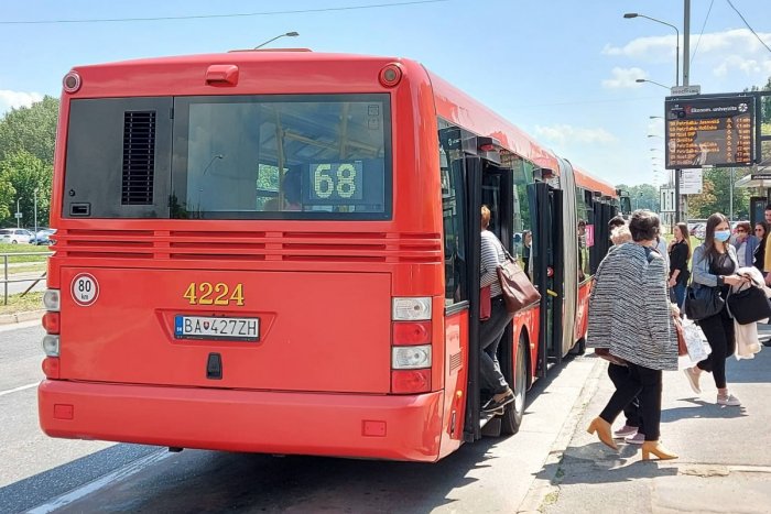 Ilustračný obrázok k článku Čakáte v Bratislave na KLIMATIZOVANÝ autobus MHD? Na infotabuli sa dozviete, či dorazí