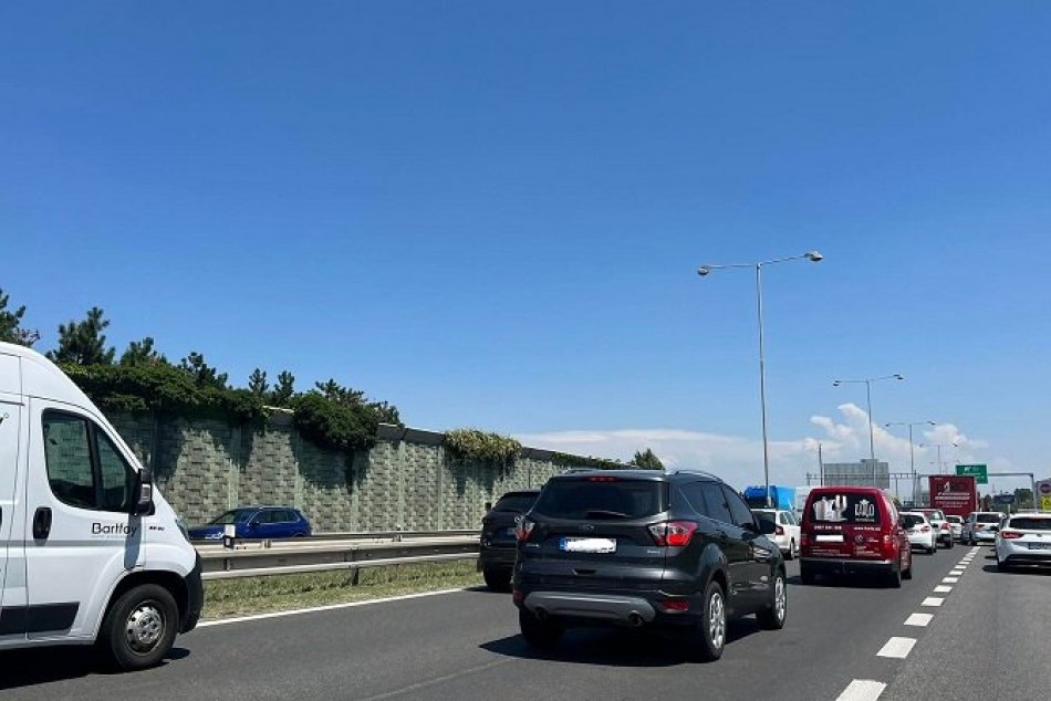 Ilustračný obrázok k článku Vodiči, POZOR! Z Bratislavy sa tak skoro nedostanete, na Prístavnom moste je dlhá KOLÓNA