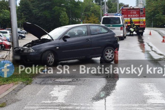 Ilustračný obrázok k článku Opitý vodič v Bratislave NABÚRAL do lampy: Záchranári ratovali aj ťažko ZRANENÉ dieťa
