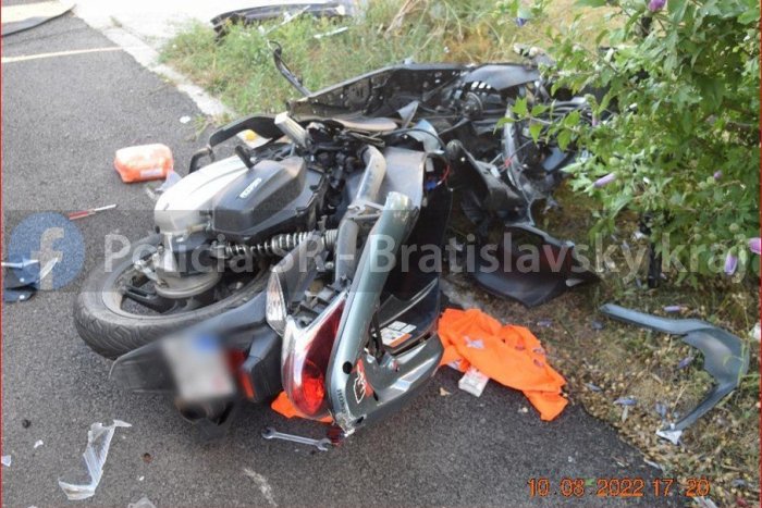 Ilustračný obrázok k článku Muž v Bratislave UNIKAL pred políciou: Po NÁRAZE z jeho motorky zostala len kopa šrotu