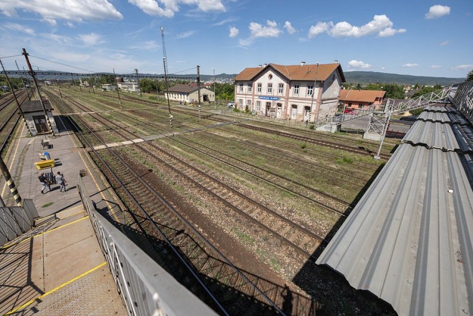 Ilustračný obrázok k článku Prestúpte z auta do VLAKU: Železničnú stanicu vo Vajnoroch čaká veľká zmena + FOTO, VIDEO