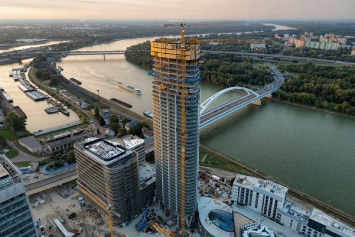 Ilustračný obrázok k článku Bratislava má prvý MRAKODRAP: Eurovea Tower prekonala magickú hranicu + VIDEO