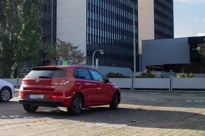 Ilustračný obrázok k článku Parkovanie v Petržalke: Pribudlo ďalšie miesto, kde môžete nechať auto iba za 1 euro