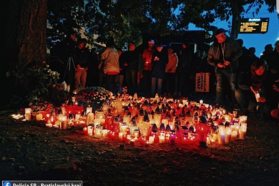 Ilustračný obrázok k článku Zastávka Zochova: Na mieste tragédie, kde zomreli piati študenti, horia STOVKY sviečok