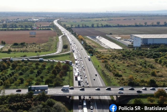 Ilustračný obrázok k článku Zrážka troch áut na diaľnici D1: V smere do Trnavy sa tvorí 8 kilometrová kolóna!