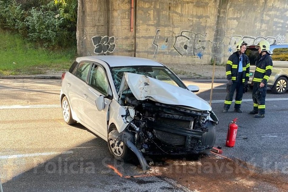 Ilustračný obrázok k článku TRAGÉDIA na frekventovanej ceste v Bratislave: Žena zomrela po náraze auta do stĺpa