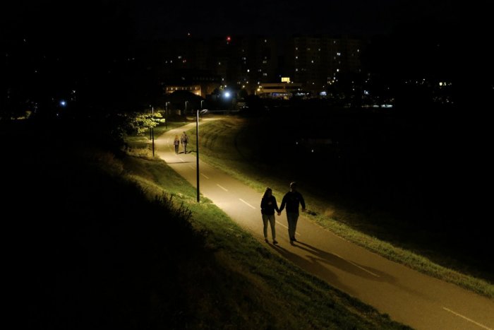 Ilustračný obrázok k článku Obľúbená prechádzková trasa v Bratislave je VYSVIETENÁ: Niektorí však majú obavy o prírodu