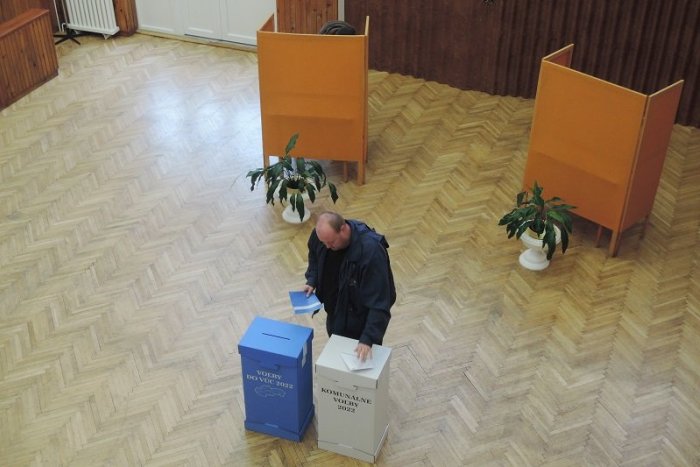 Ilustračný obrázok k článku Voľby u nás sledujú aj RUSKÍ pozorovatelia: To príčetný človek nedovolí, ZĽAKOL sa zapisovateľ