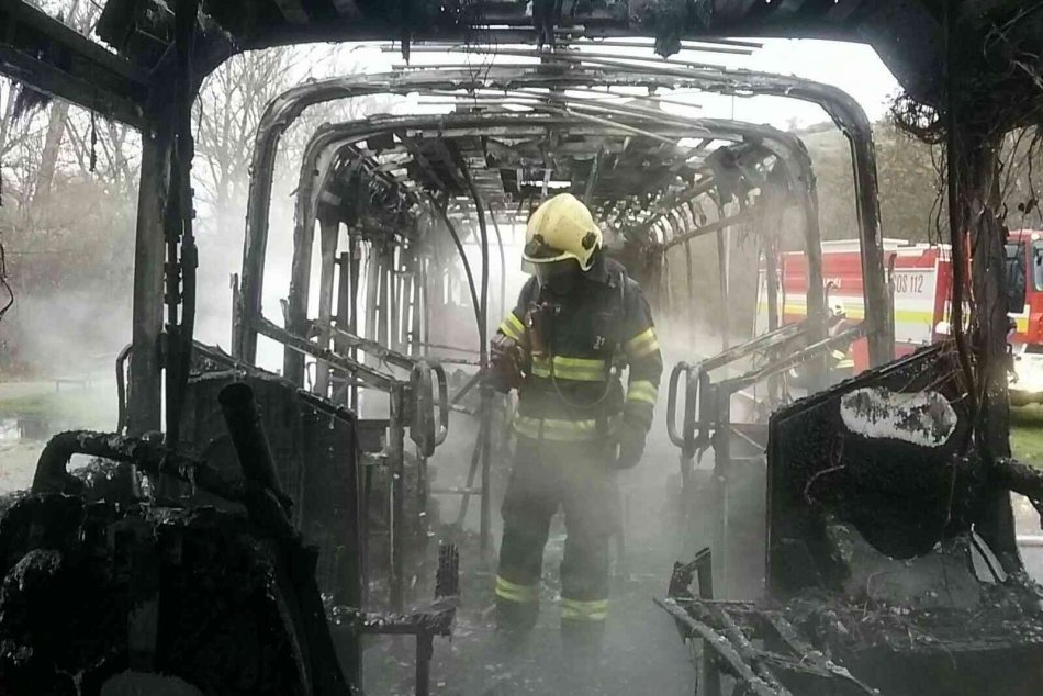 Ilustračný obrázok k článku Rozruch v Bratislave, autobus v plameňoch! Devínska cesta je neprejazdná