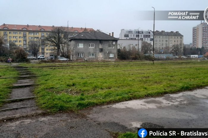 Ilustračný obrázok k článku Drsná lúpež v Bratislave: Muž NAPADOL ženu a vytrhol jej PSA, polícia hľadá svedka