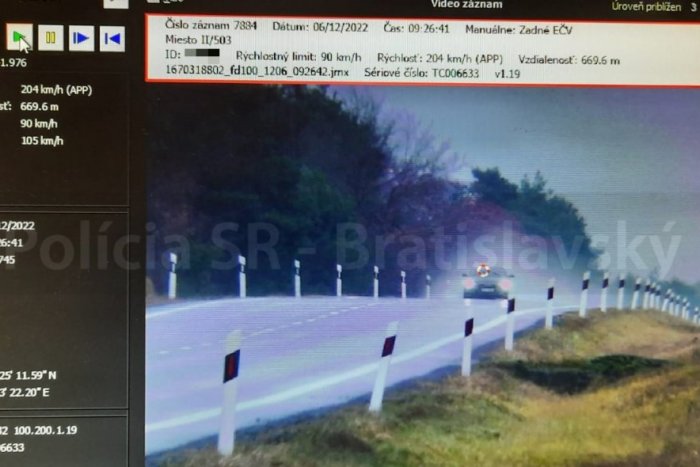 Ilustračný obrázok k článku ŠIALENÝ šofér hazardoval na mokrej ceste: Kúsok od Bratislavy sa rútil DVESTOVKOU!