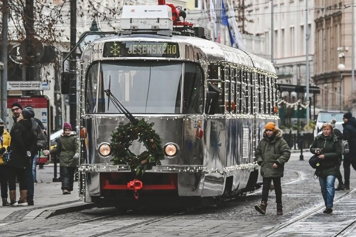 Ilustračný obrázok k článku FOTO: Vianočné električky už jazdia po Bratislave. Akou trasou vás odvezú ZADARMO?