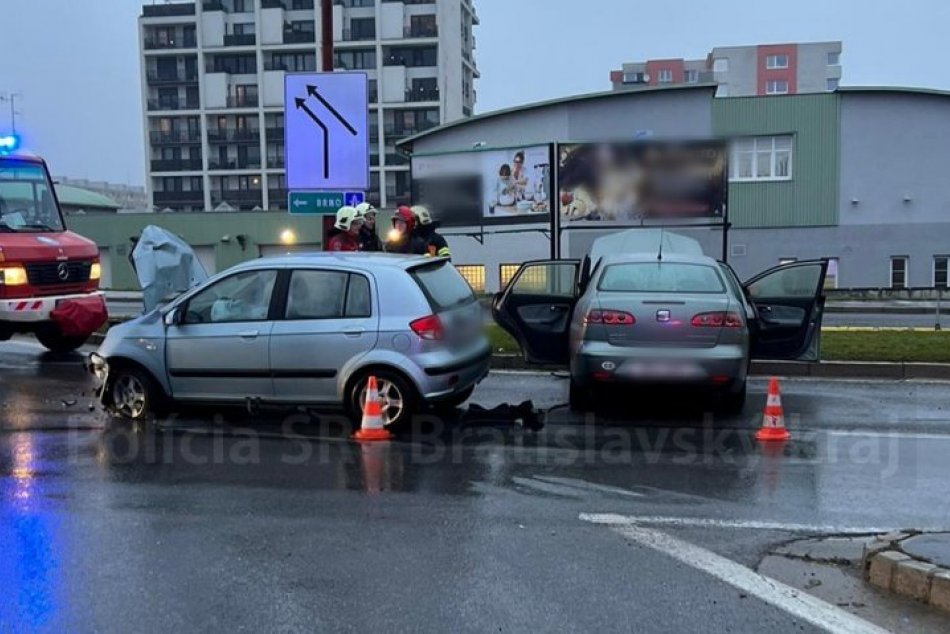 Ilustračný obrázok k článku Nehoda dvoch áut zablokovala dopravu v Petržalke: ZRÁŽKA si vyžiadala aj zásah lekárov, FOTO